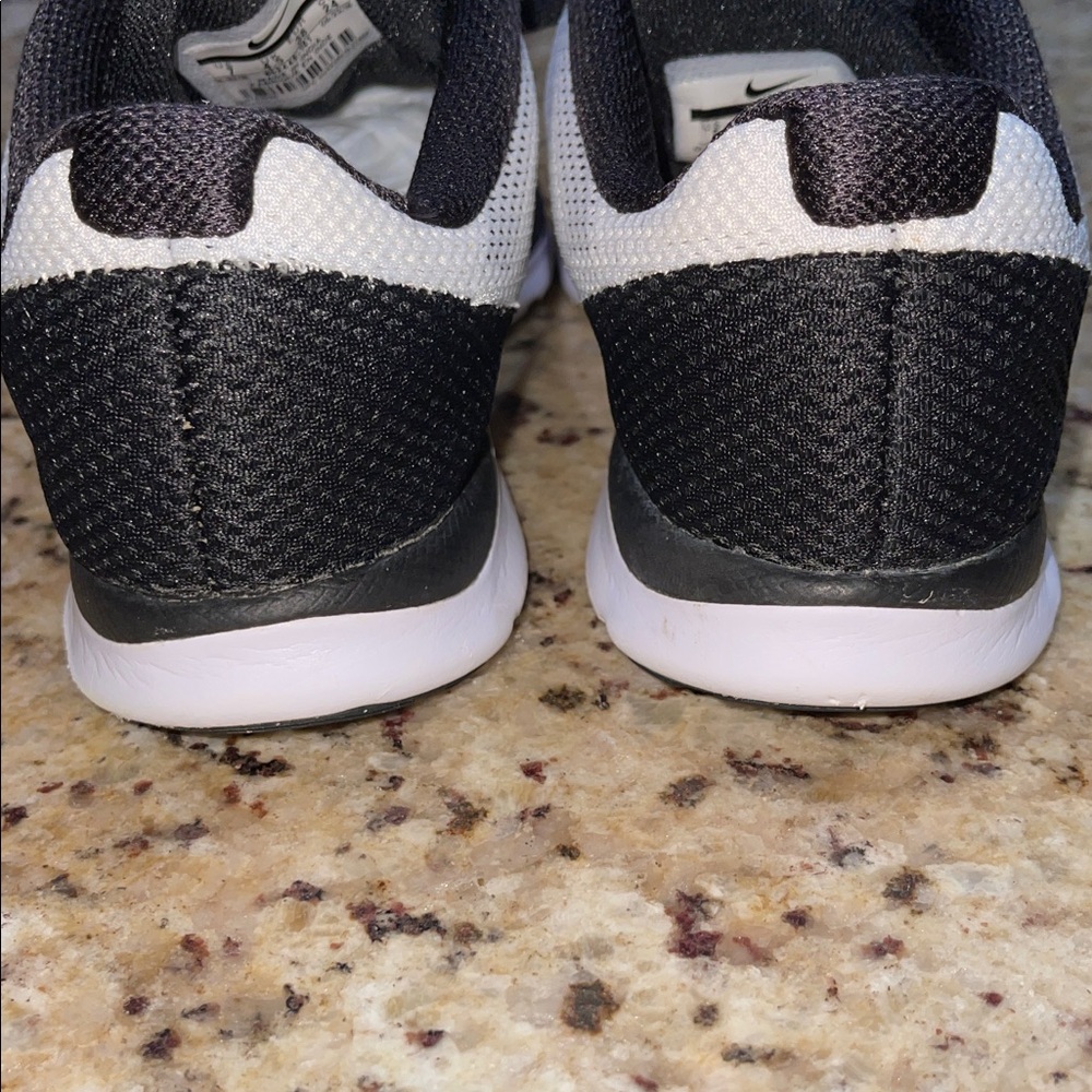 Nike Training Lightweight Mesh Sneakers in White and Black - Picture 4 of 12
